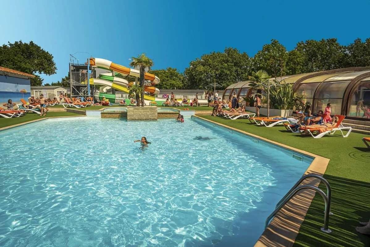 Camping 4 Etoiles - Parc Aquatique - Eei0Fi Saint-Georges-d’Oléron Kültér fotó