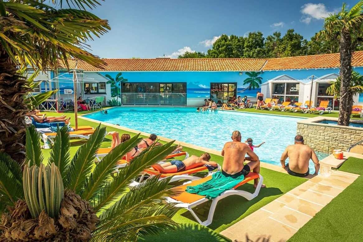 Camping 4 Etoiles - Parc Aquatique - Eei0Fi Saint-Georges-d’Oléron Kültér fotó