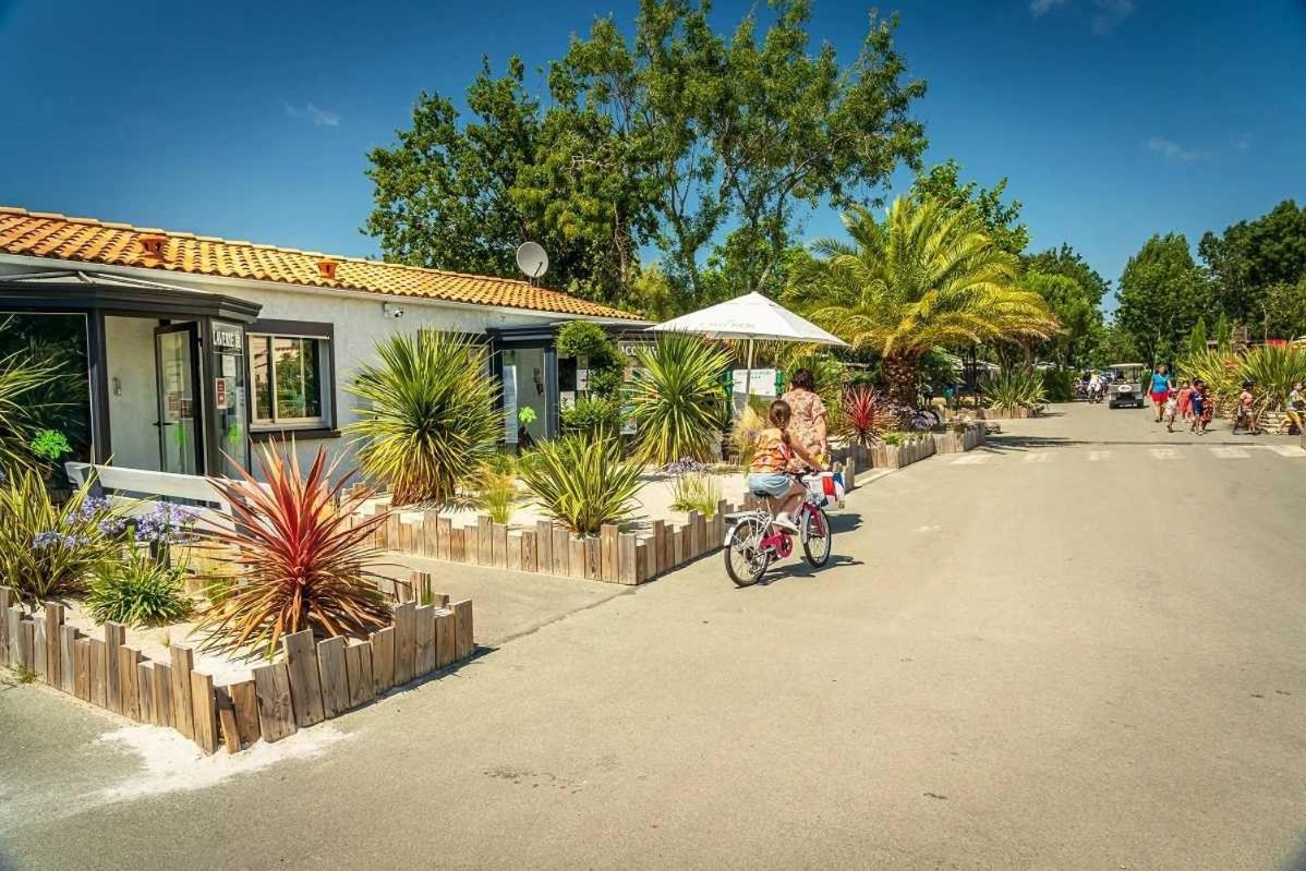 Camping 4 Etoiles - Parc Aquatique - Eei0Fi Saint-Georges-d’Oléron Kültér fotó